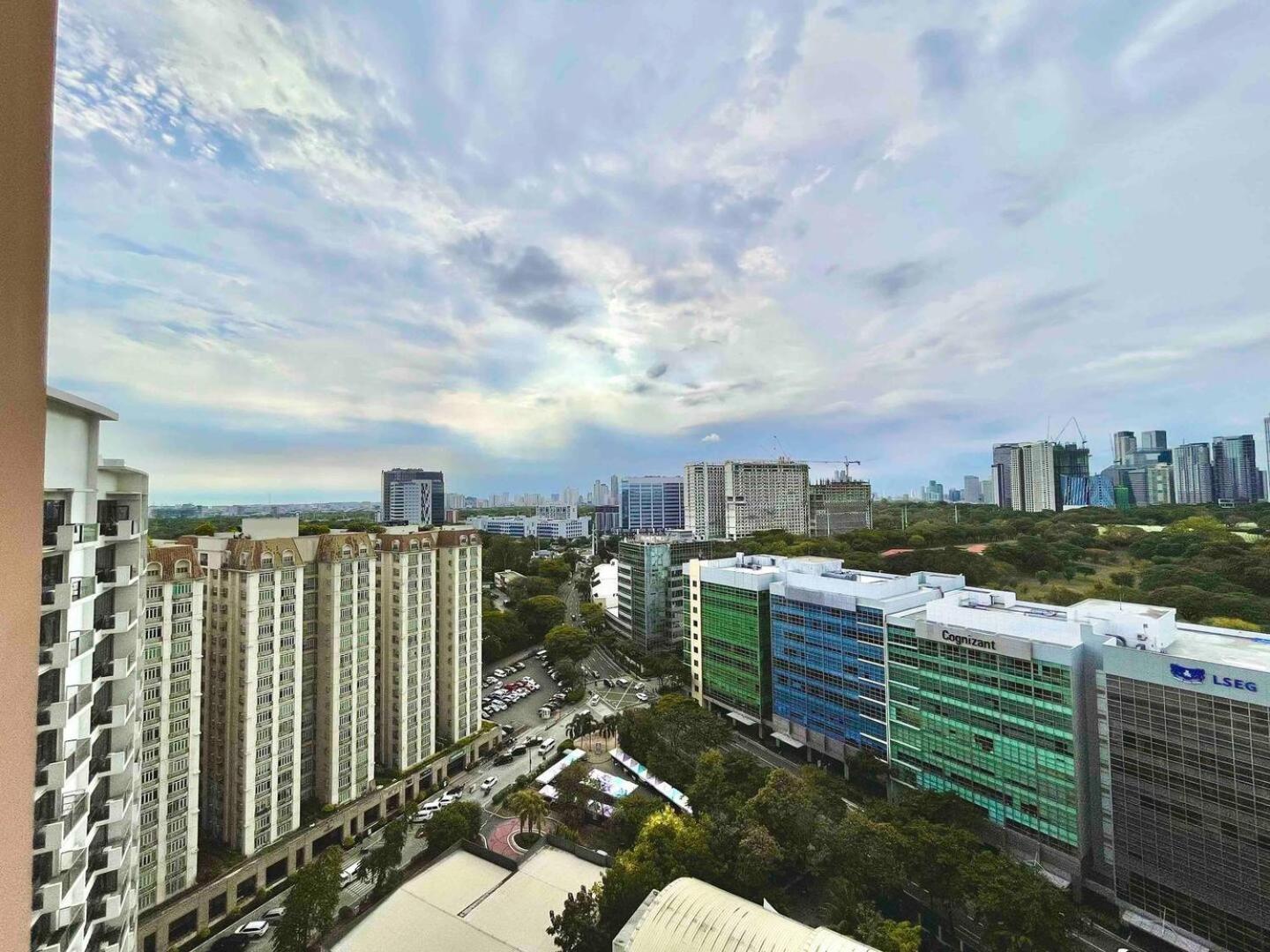 Luxury Bgc Condo Near Venice Mall #vlra22e view 2