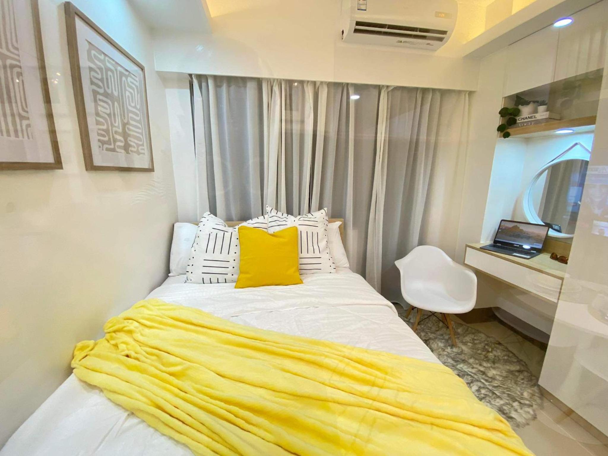 1BR w/ Balcony near Megamall: The Admiral‘s Lounge