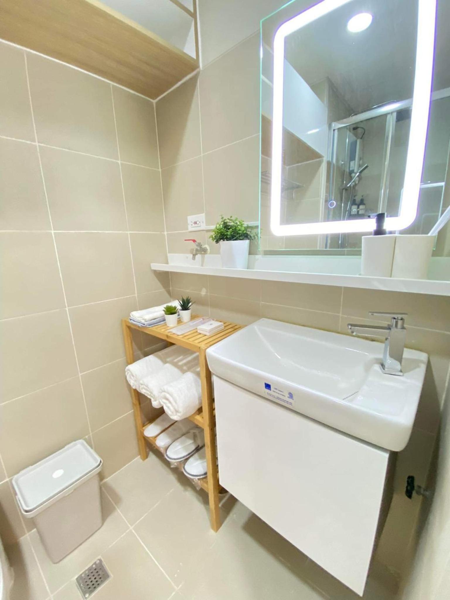 1BR w/ Balcony near Megamall: The Admiral‘s Lounge