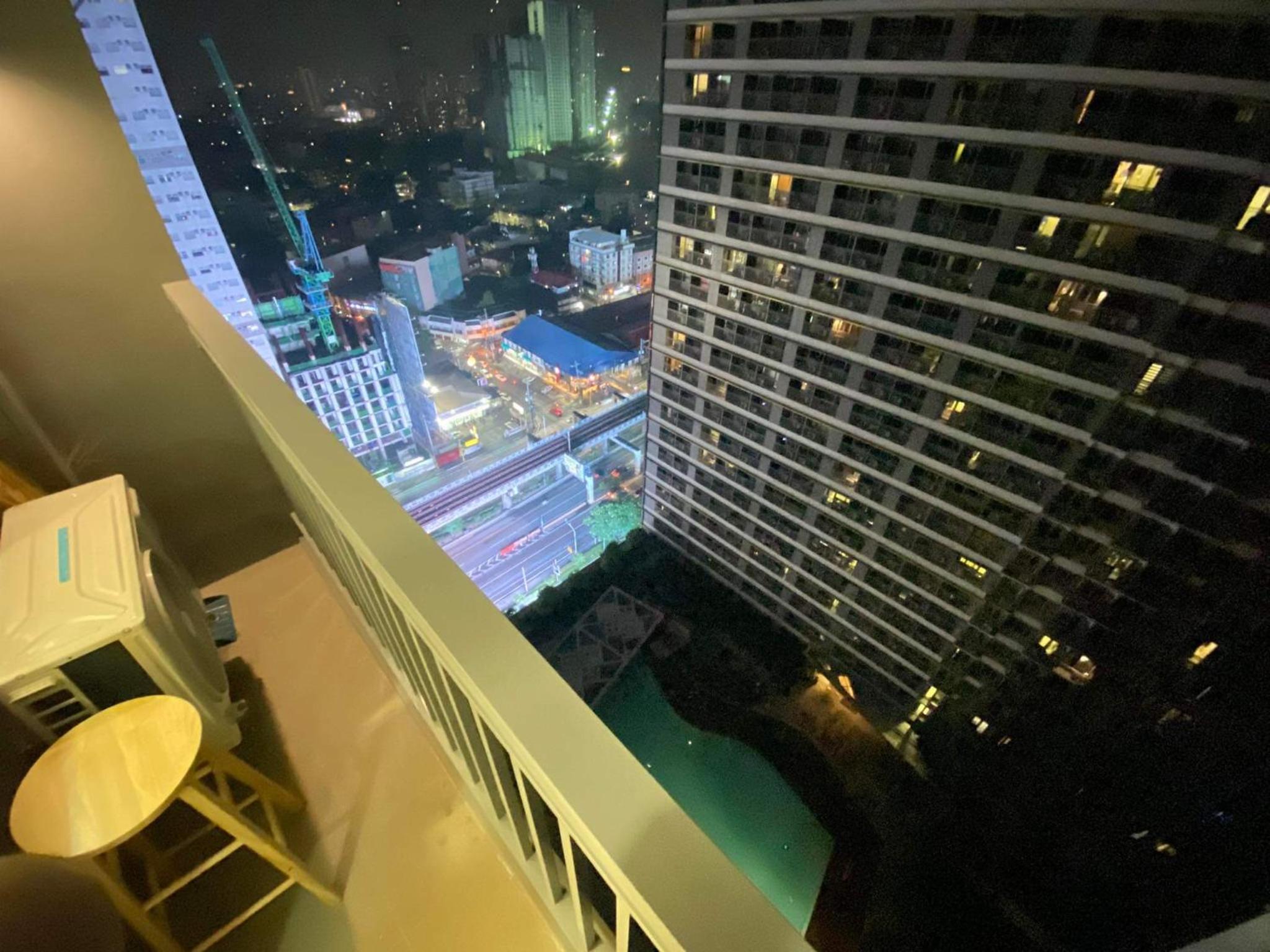 1BR w/ Balcony near Megamall: The Admiral‘s Lounge
