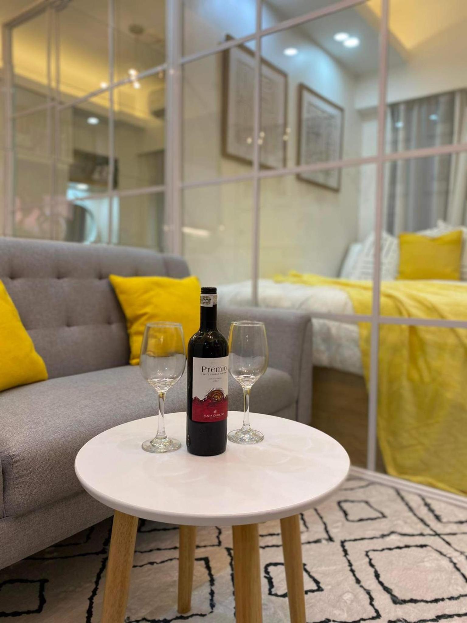1BR w/ Balcony near Megamall: The Admiral‘s Lounge