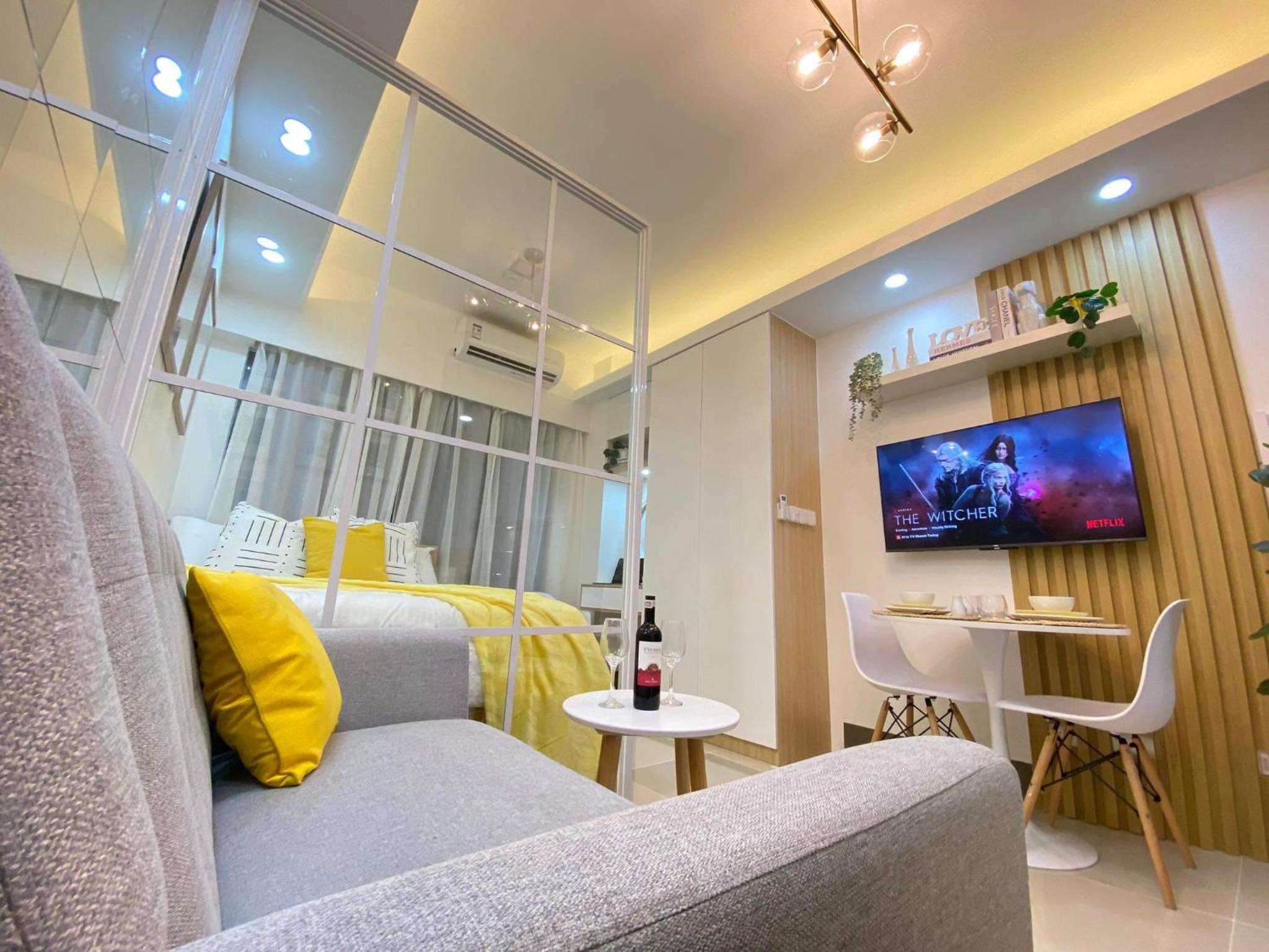 1BR w/ Balcony near Megamall: The Admiral‘s Lounge