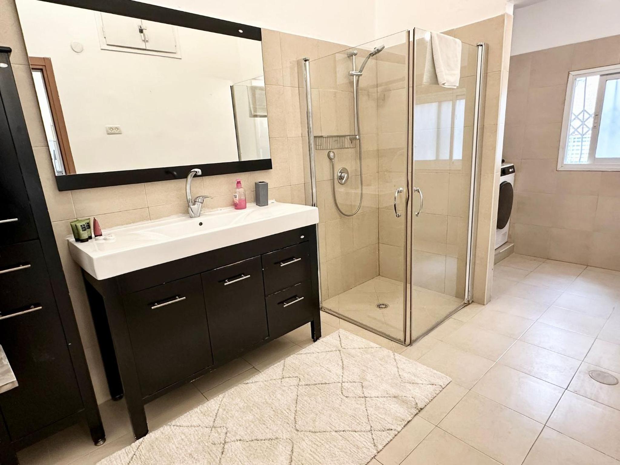 Garden apartment -Dizengoff Square, private garden view 4