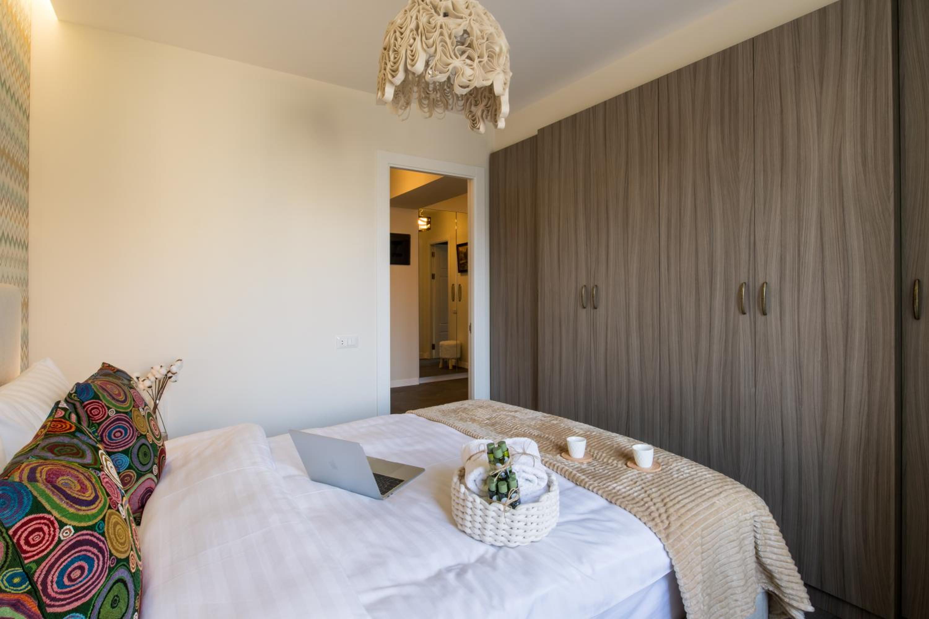 hotelise l Magenta Apartment