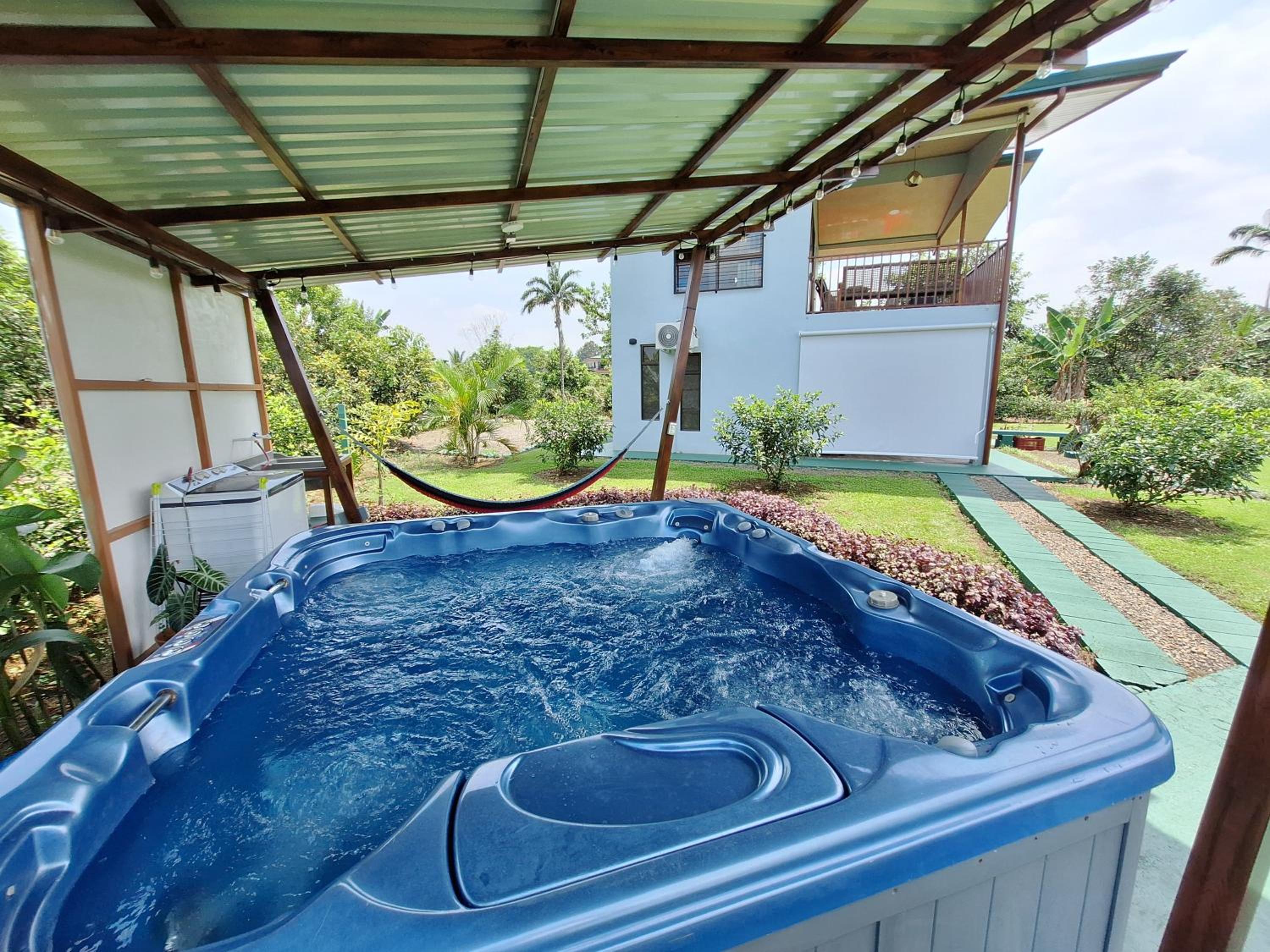 Arenal Nephelium Country Home, Refugio rural con piscina, jacuzzi y balcón con hermosas vistas al Volcán Arenal, en una finca privada
