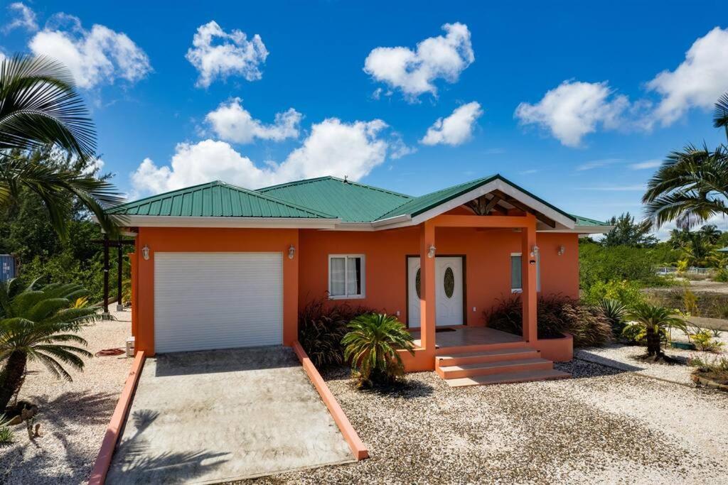 Casa Valencia - Modern Pool Family Luxury Sleeps 8
