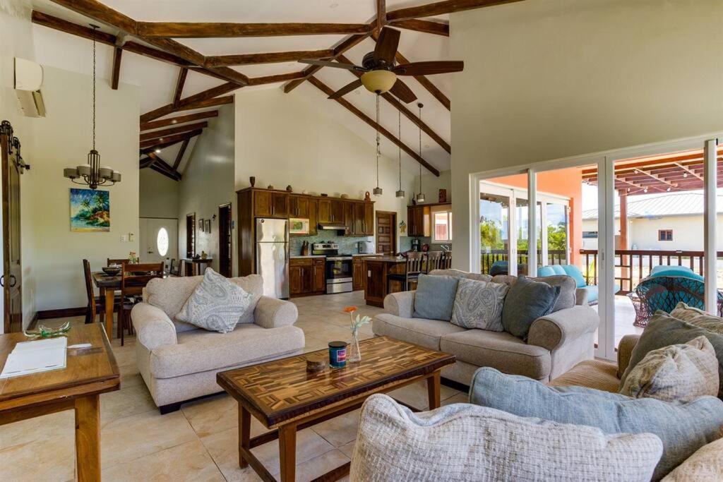 Casa Valencia - Modern Pool Family Luxury Sleeps 8