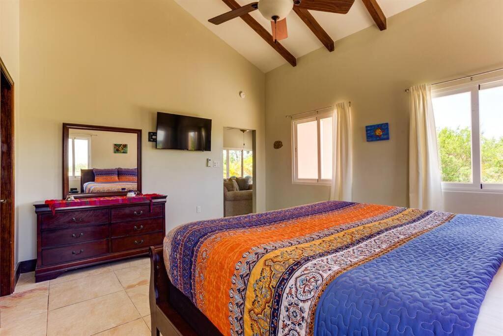 Casa Valencia - Modern Pool Family Luxury Sleeps 8