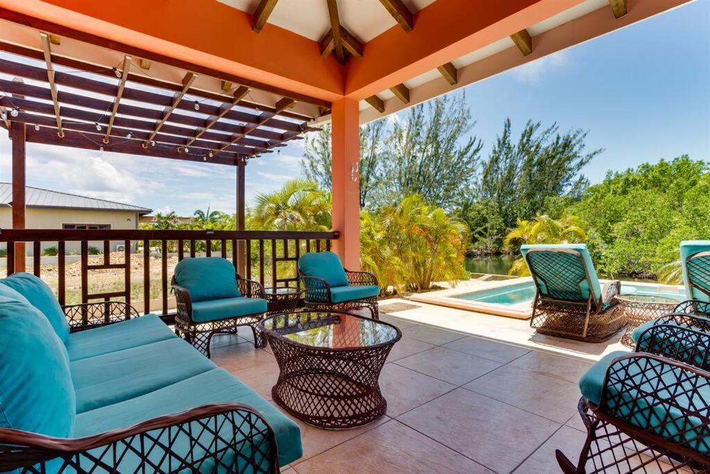 Casa Valencia - Modern Pool Family Luxury Sleeps 8