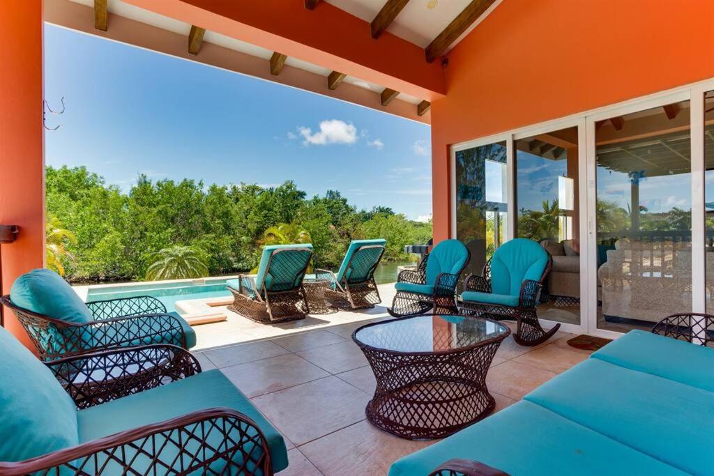 Casa Valencia - Modern Pool Family Luxury Sleeps 8
