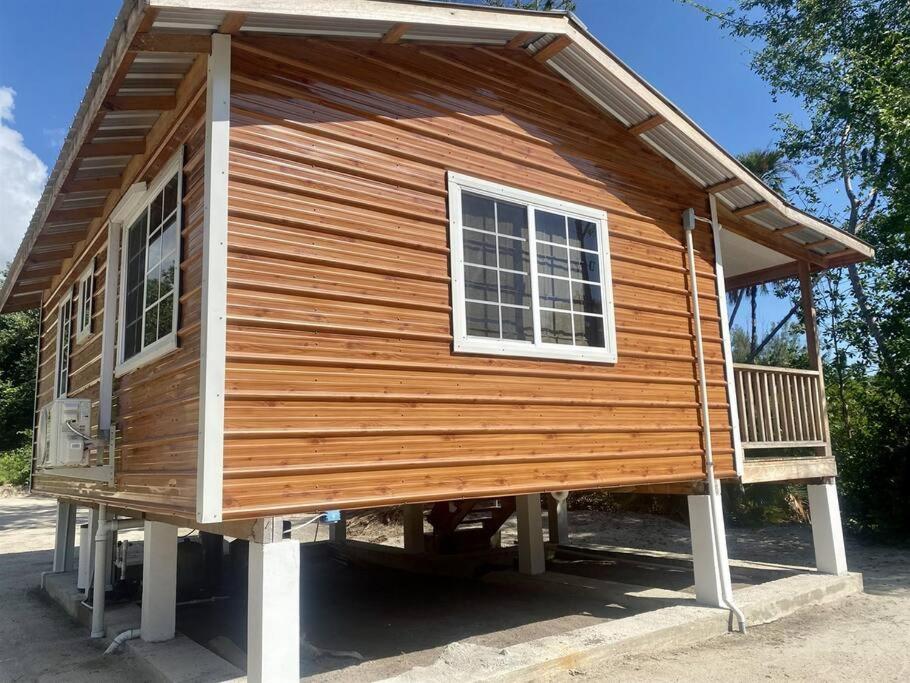 Cashew Tree Cabana - Small Cosy, Close to the Beach.