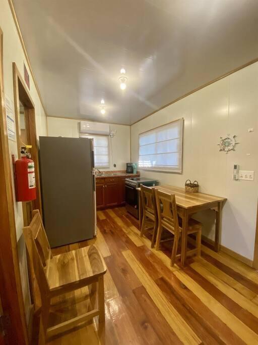 Cashew Tree Cabana - Small Cosy, Close to the Beach.