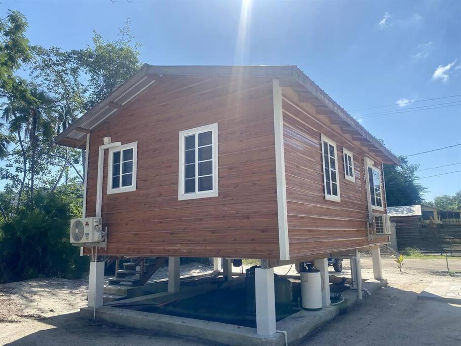 Cashew Tree Cabana - Small Cosy, Close to the Beach.