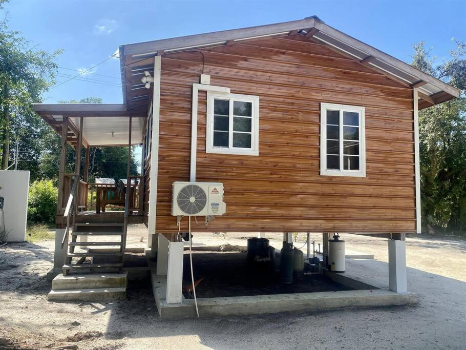 Cashew Tree Cabana - Small Cosy, Close to the Beach.