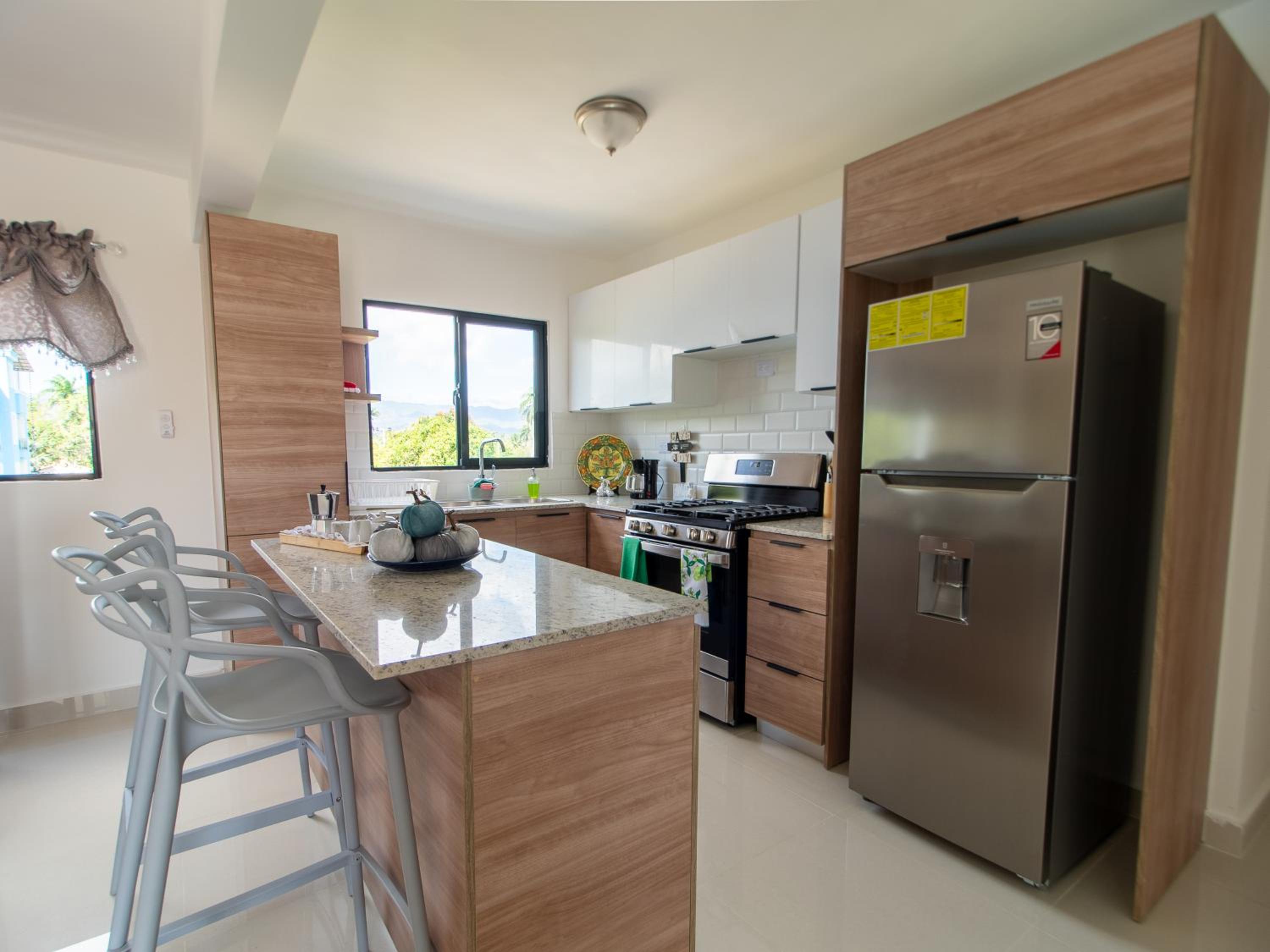 Beautiful New 3Bed Penthouse Pool Wi-Fi view 2