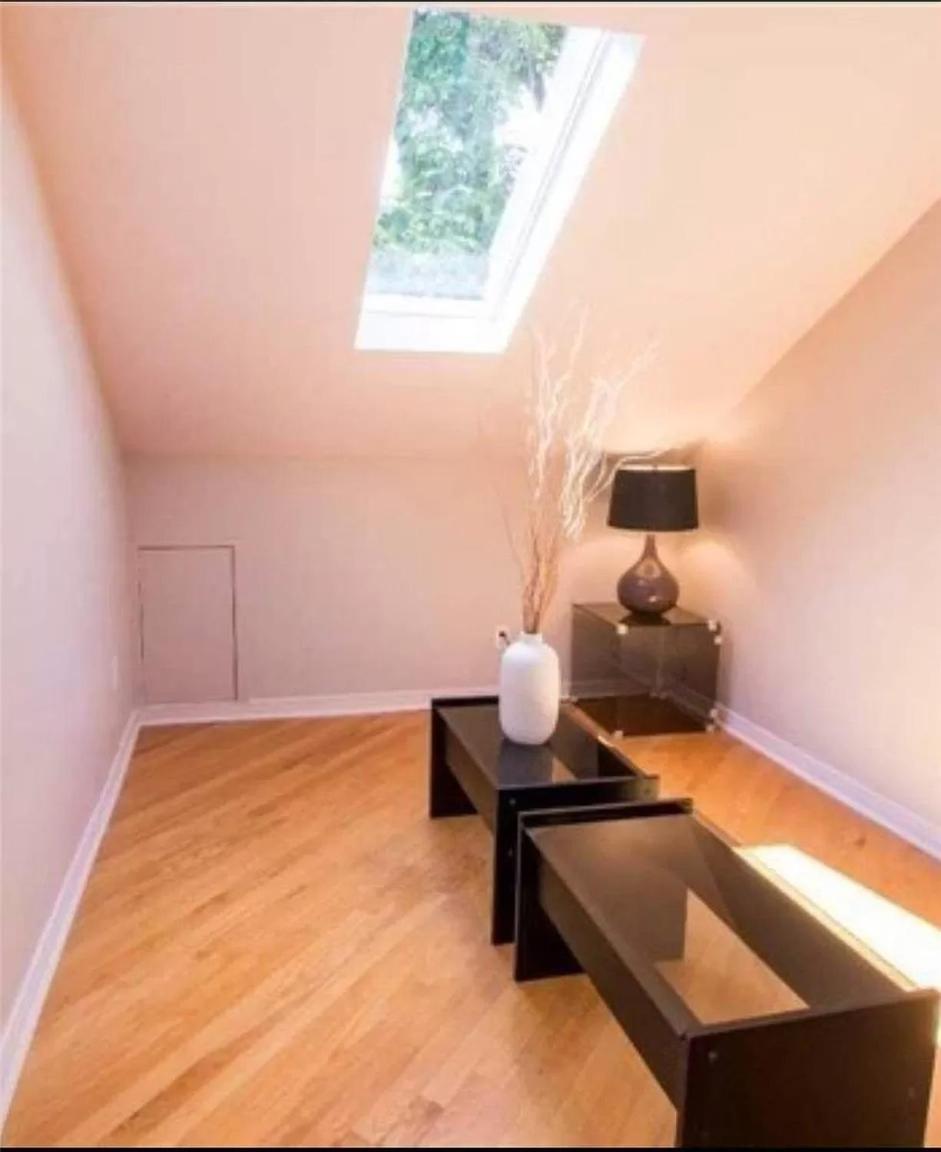 Charming Affordable Accommodation 20 min to Toronto P3