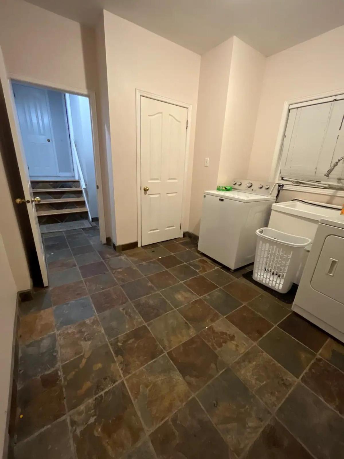 Charming Affordable Accommodation 20 min to Toronto P3