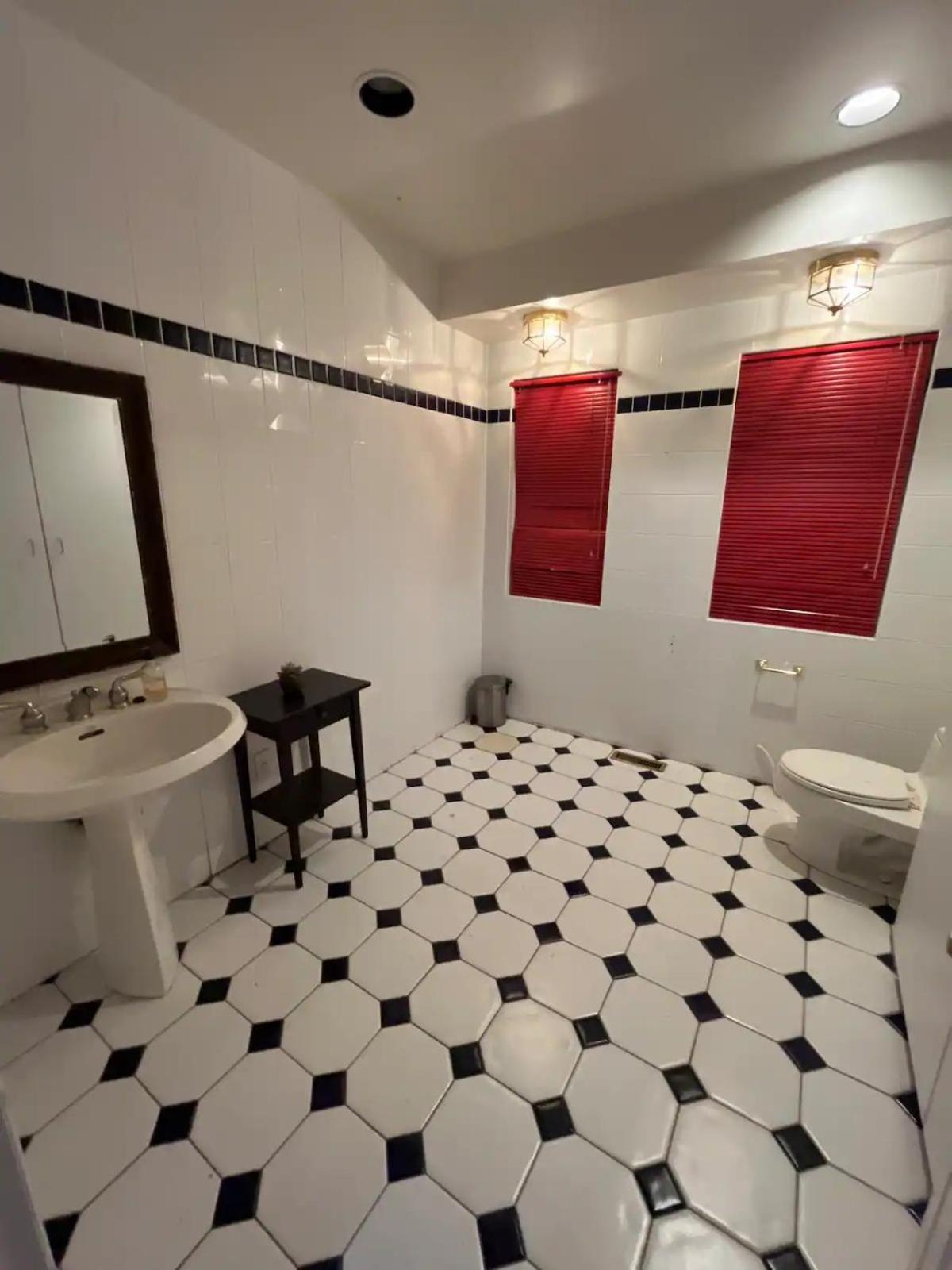 Charming Affordable Accommodation 20 min to Toronto P3