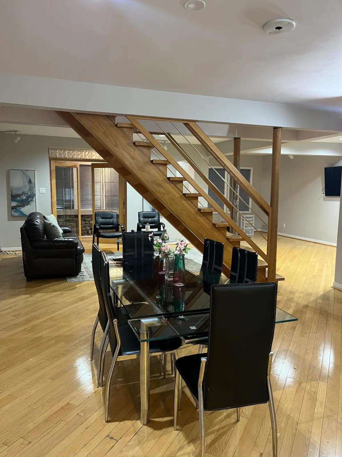 Charming Affordable Accommodation 20 min to Toronto P3