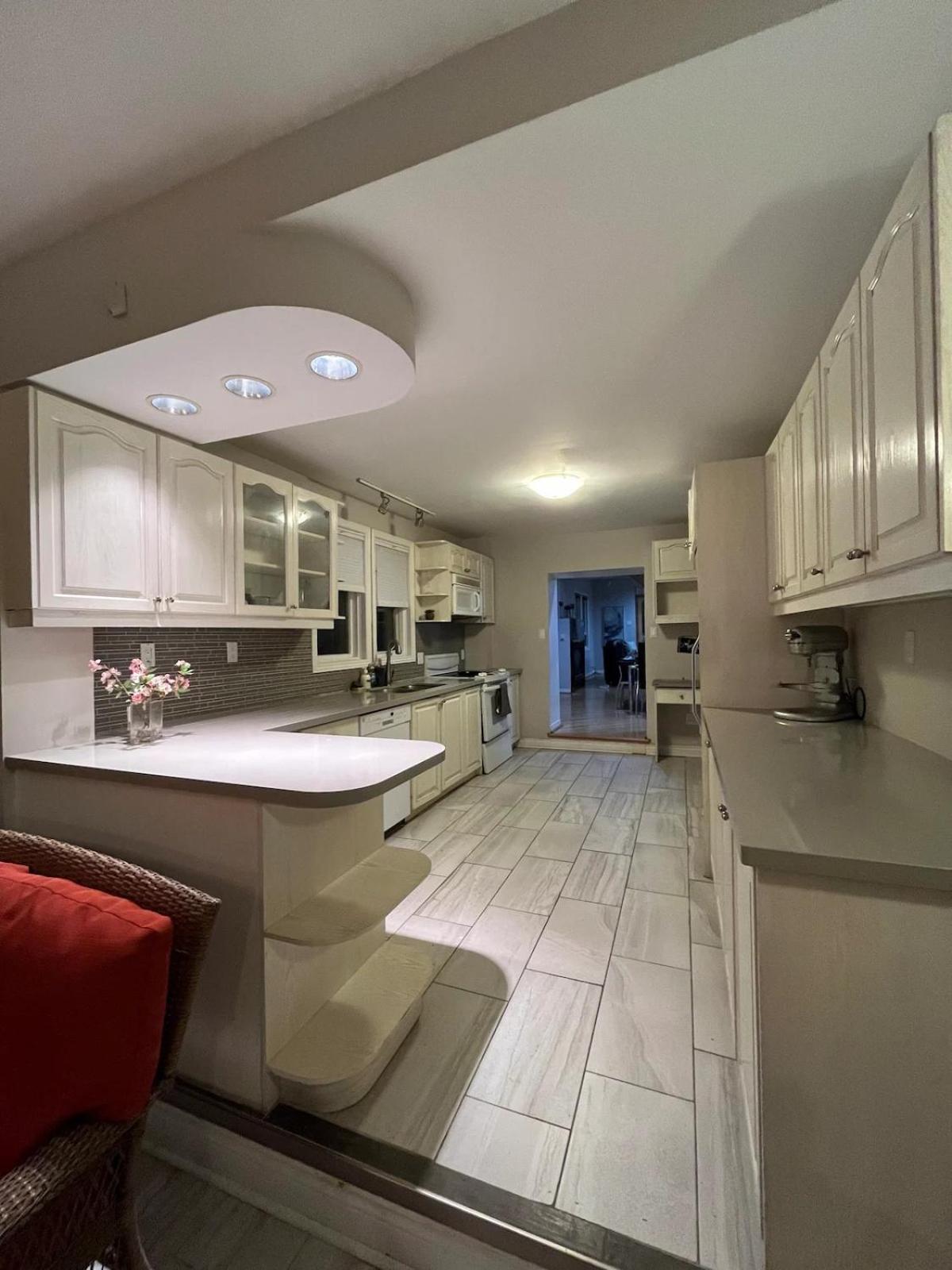Charming Affordable Accommodation 20 min to Toronto P3