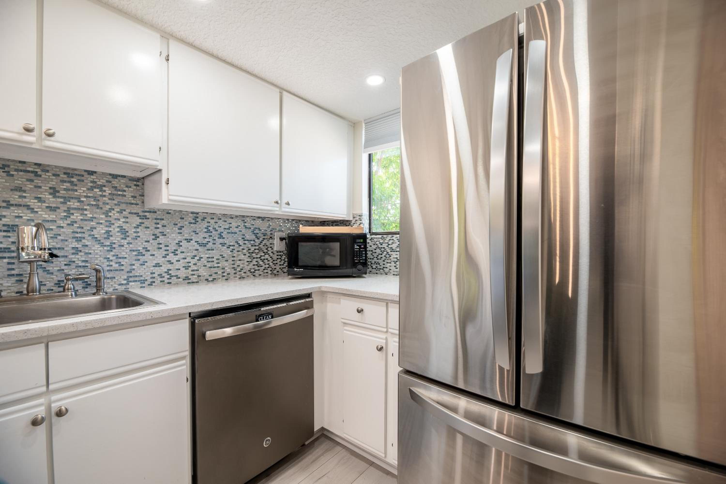 Jax Vacations 1/2 Mile to Beach, 2 bedroom townhome pet friendly view 4