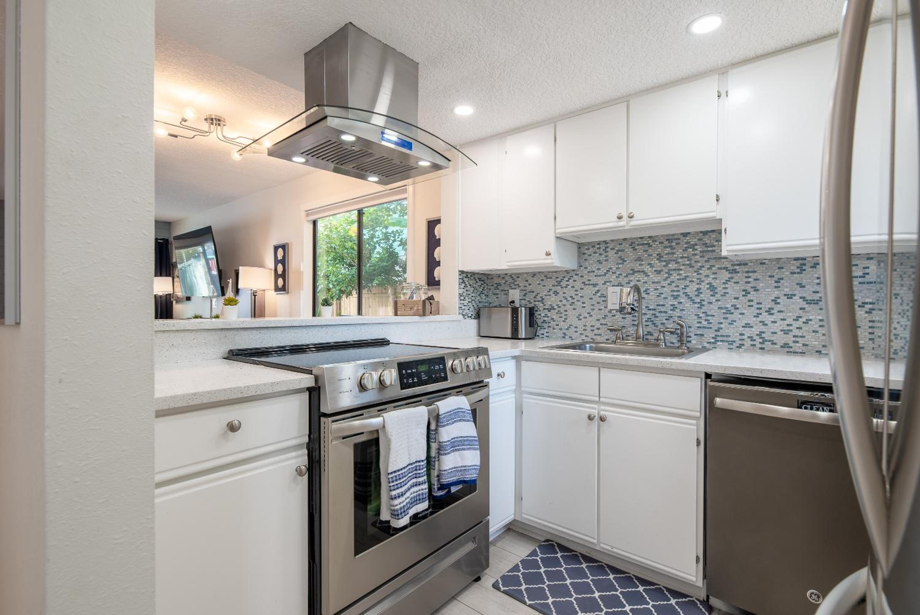 Jax Vacations 1/2 Mile to Beach, 2 bedroom townhome pet friendly view 2