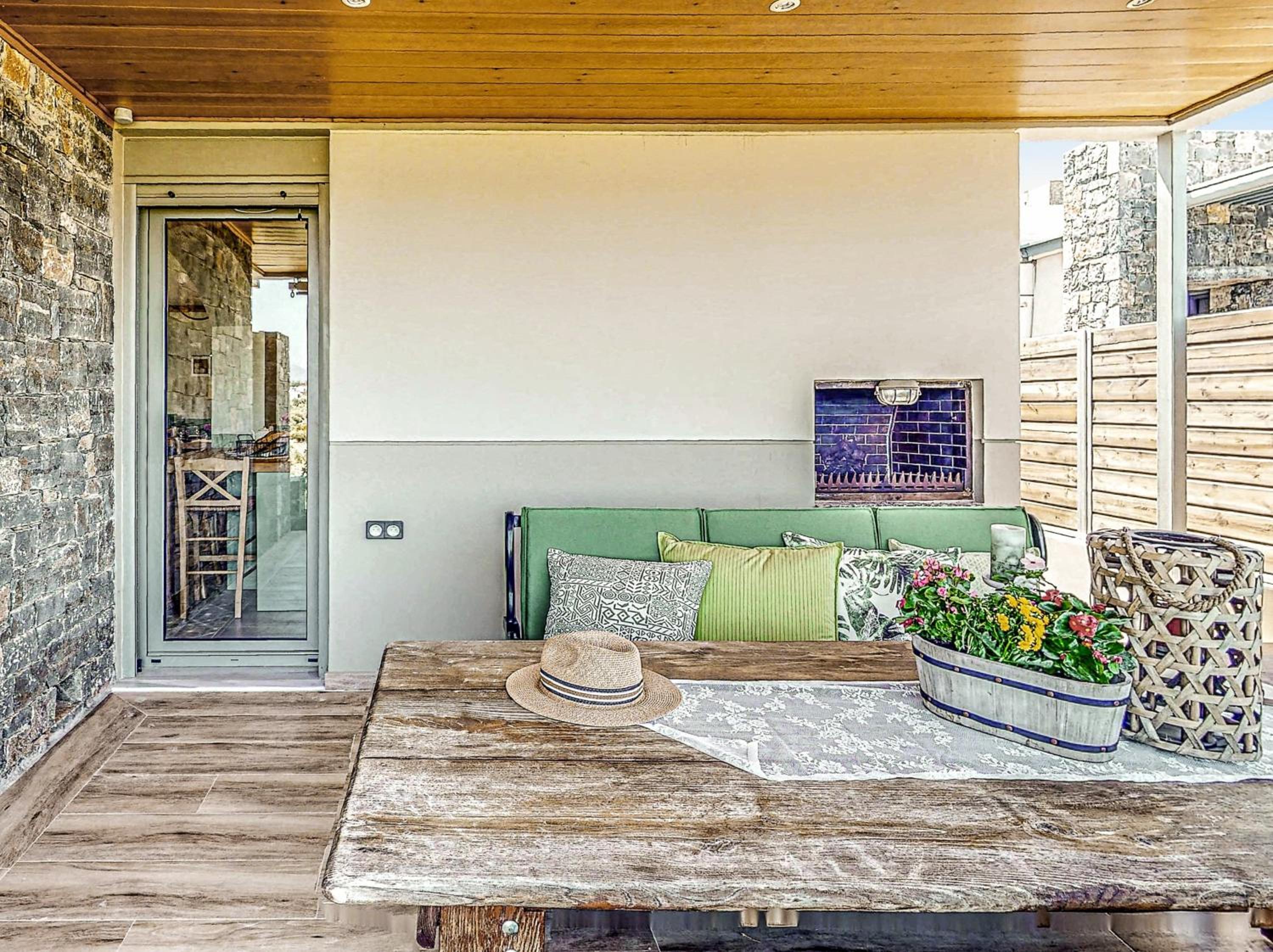 Villa Salvia - Country style luxury & a captivating poolscape