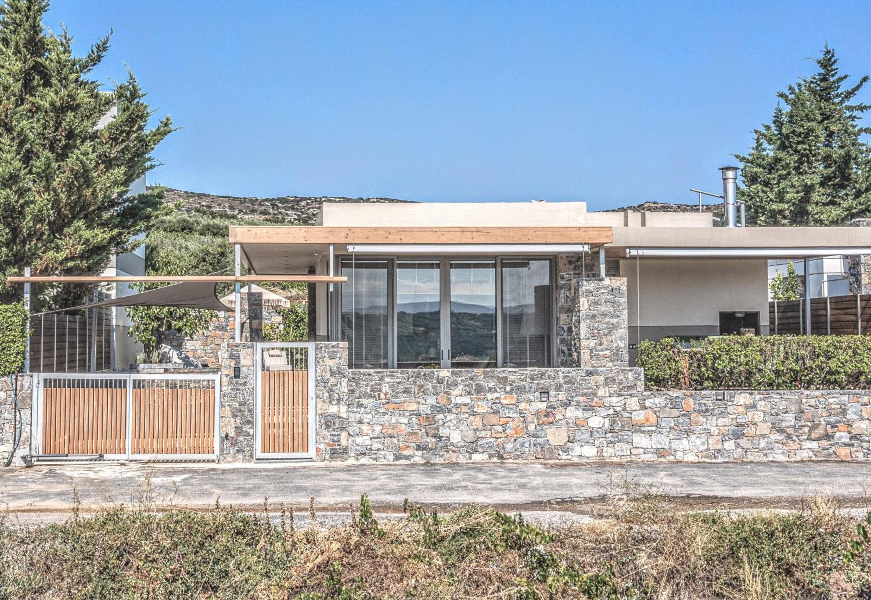 Villa Salvia - Country style luxury & a captivating poolscape
