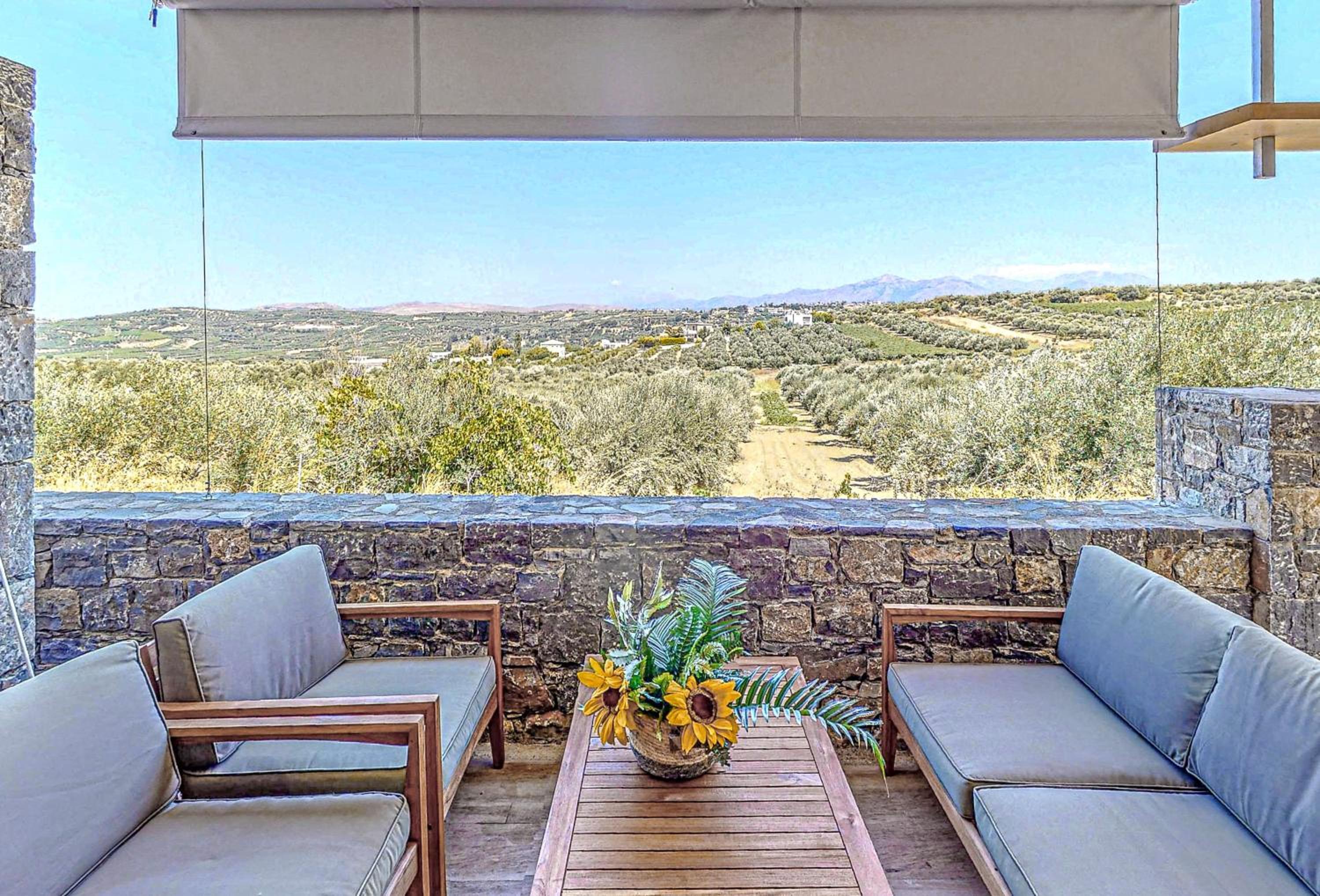 Villa Salvia - Country style luxury & a captivating poolscape