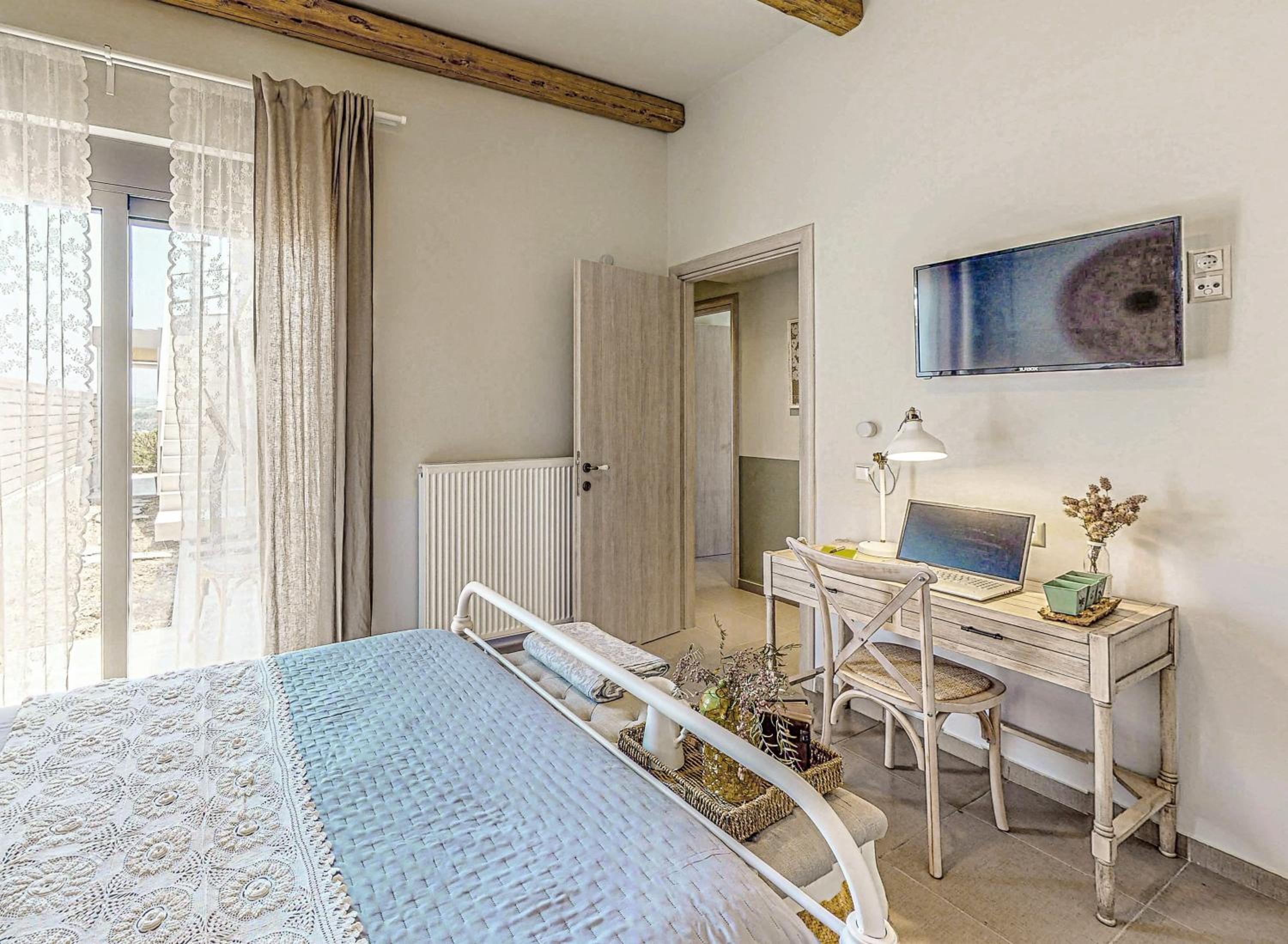 Villa Salvia - Country style luxury & a captivating poolscape