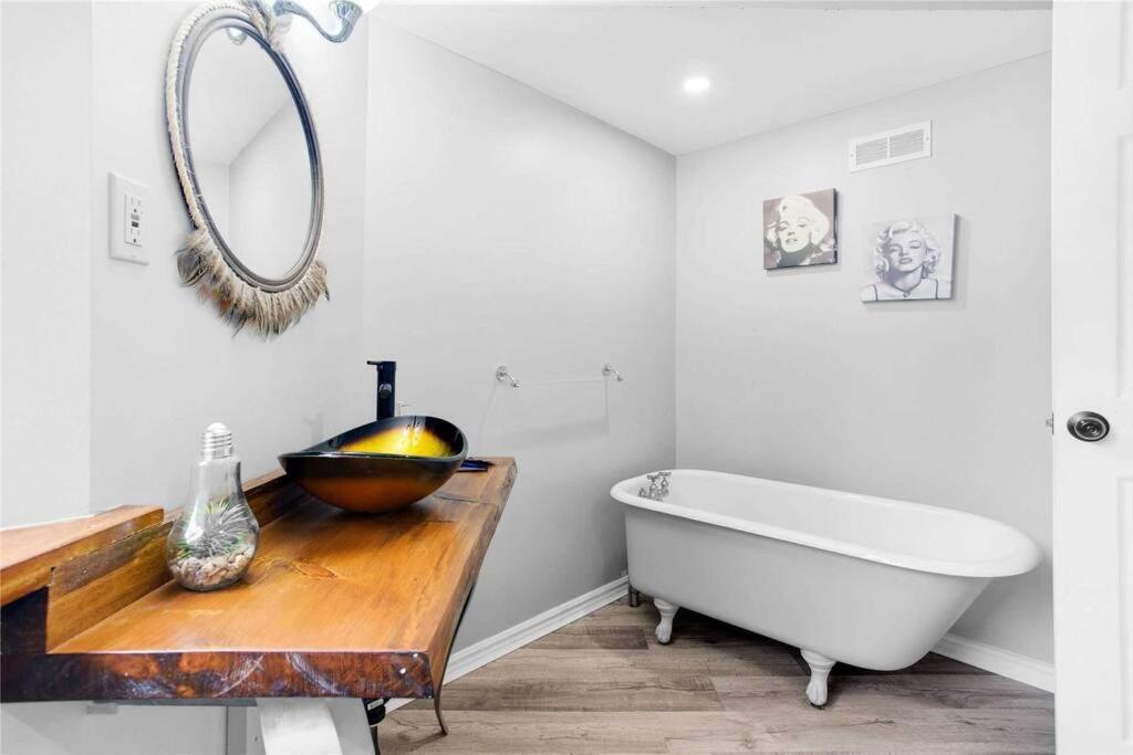 Lovely Muskoka Waterfront Cottage-Hot tub & Sauna!