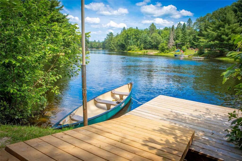 Lovely Muskoka Waterfront Cottage-Hot tub & Sauna!