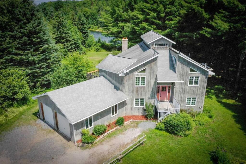 Lovely Muskoka Waterfront Cottage-Hot tub & Sauna!