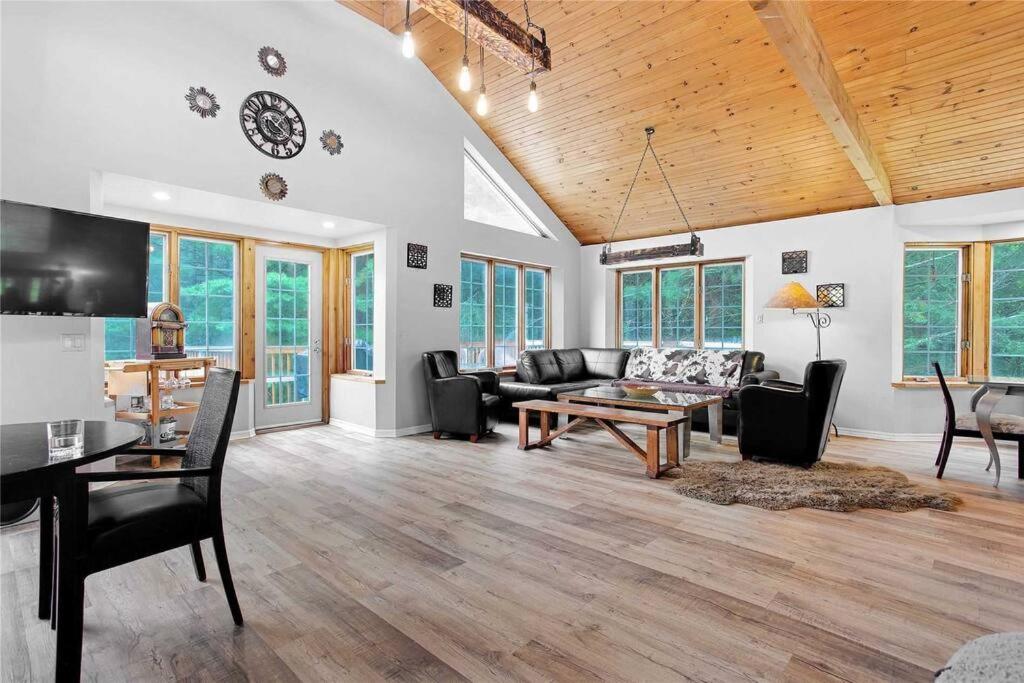 Lovely Muskoka Waterfront Cottage-Hot tub & Sauna!