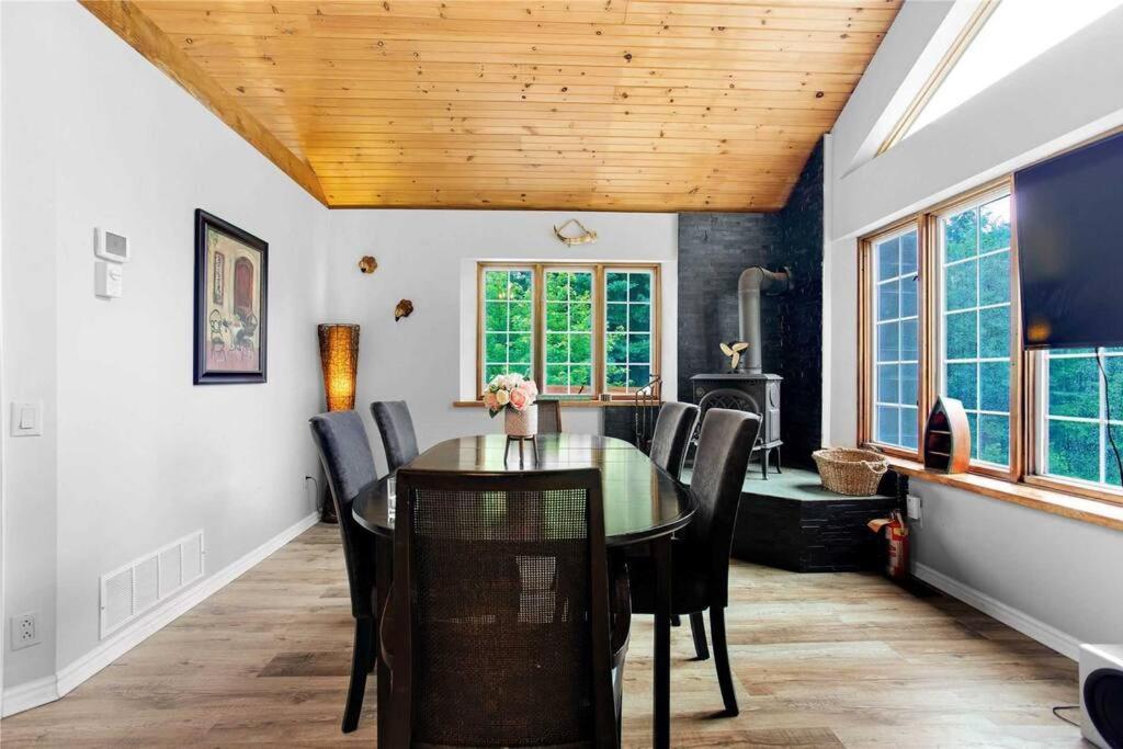 Lovely Muskoka Waterfront Cottage-Hot tub & Sauna!