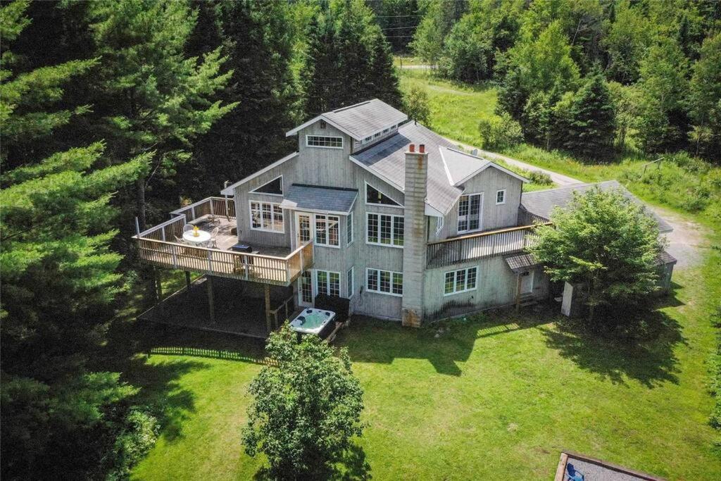 Lovely Muskoka Waterfront Cottage-Hot tub & Sauna!