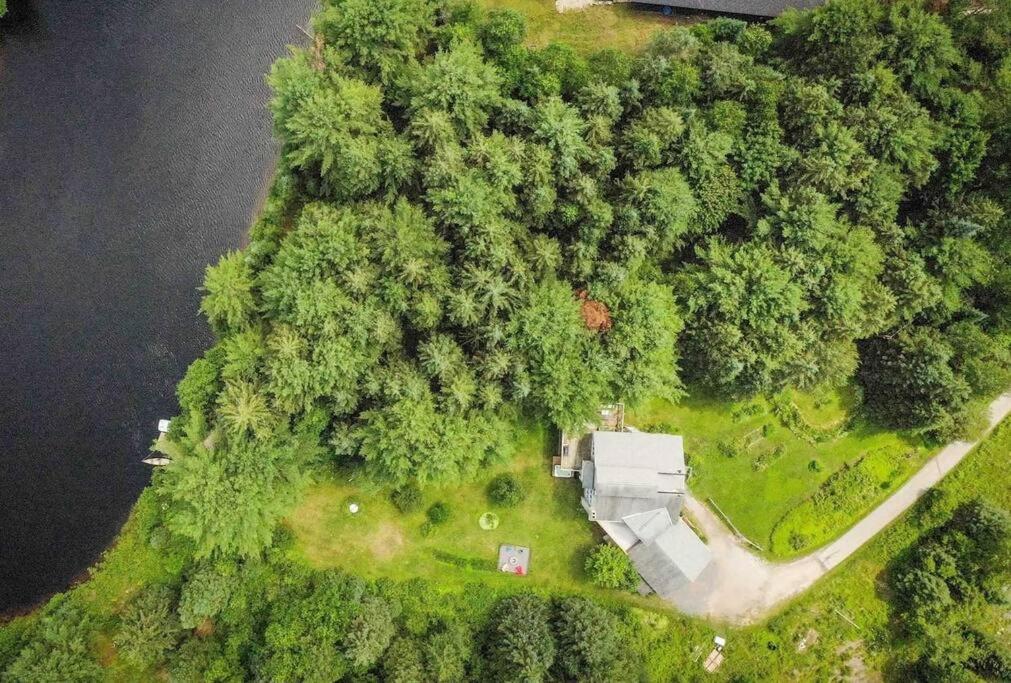 Lovely Muskoka Waterfront Cottage-Hot tub & Sauna!