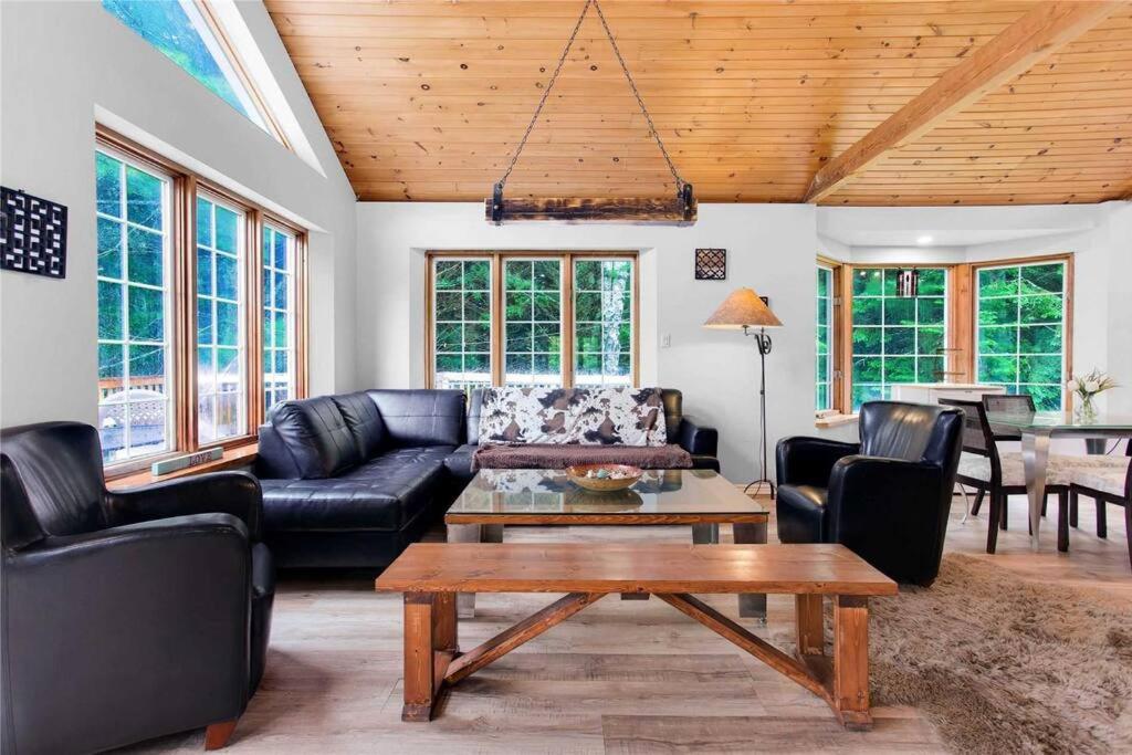 Lovely Muskoka Waterfront Cottage-Hot tub & Sauna!