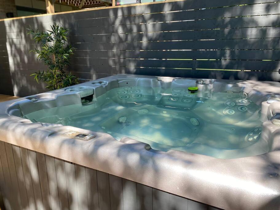 The One - Outdoor Jacuzzi & Indoor Elevator