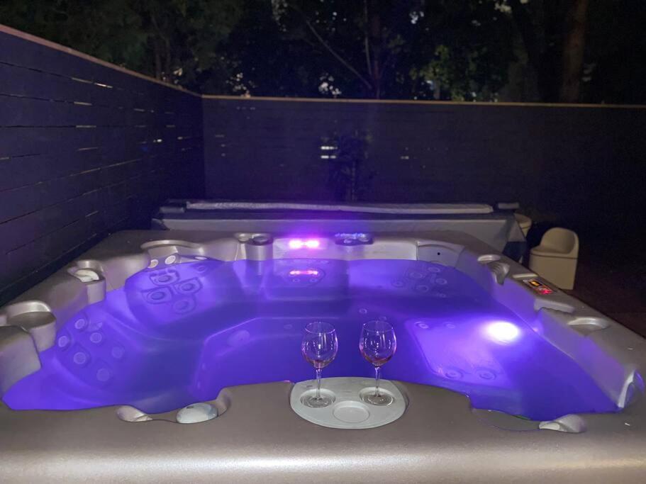 The One - Outdoor Jacuzzi & Indoor Elevator