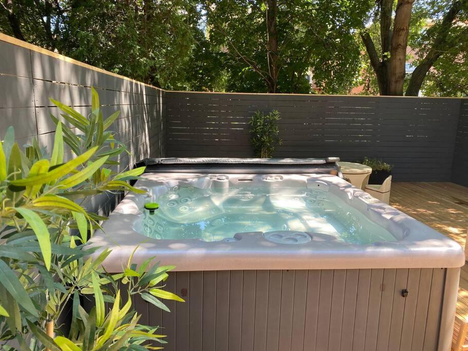 The One - Outdoor Jacuzzi & Indoor Elevator