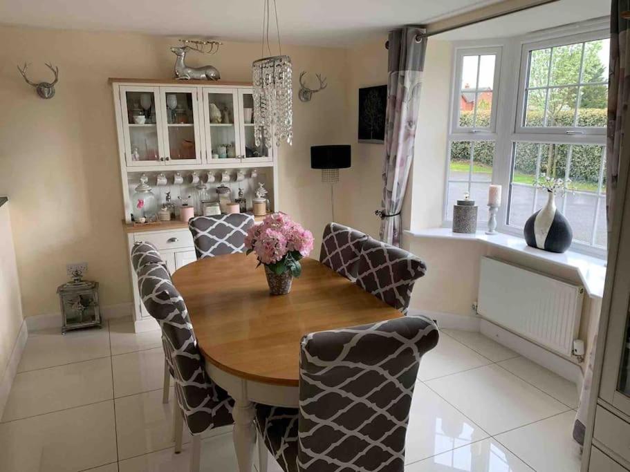 Lovely house, Honeybourne, edge of Cotswolds view 4