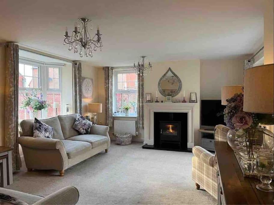 Lovely house, Honeybourne, edge of Cotswolds view 5