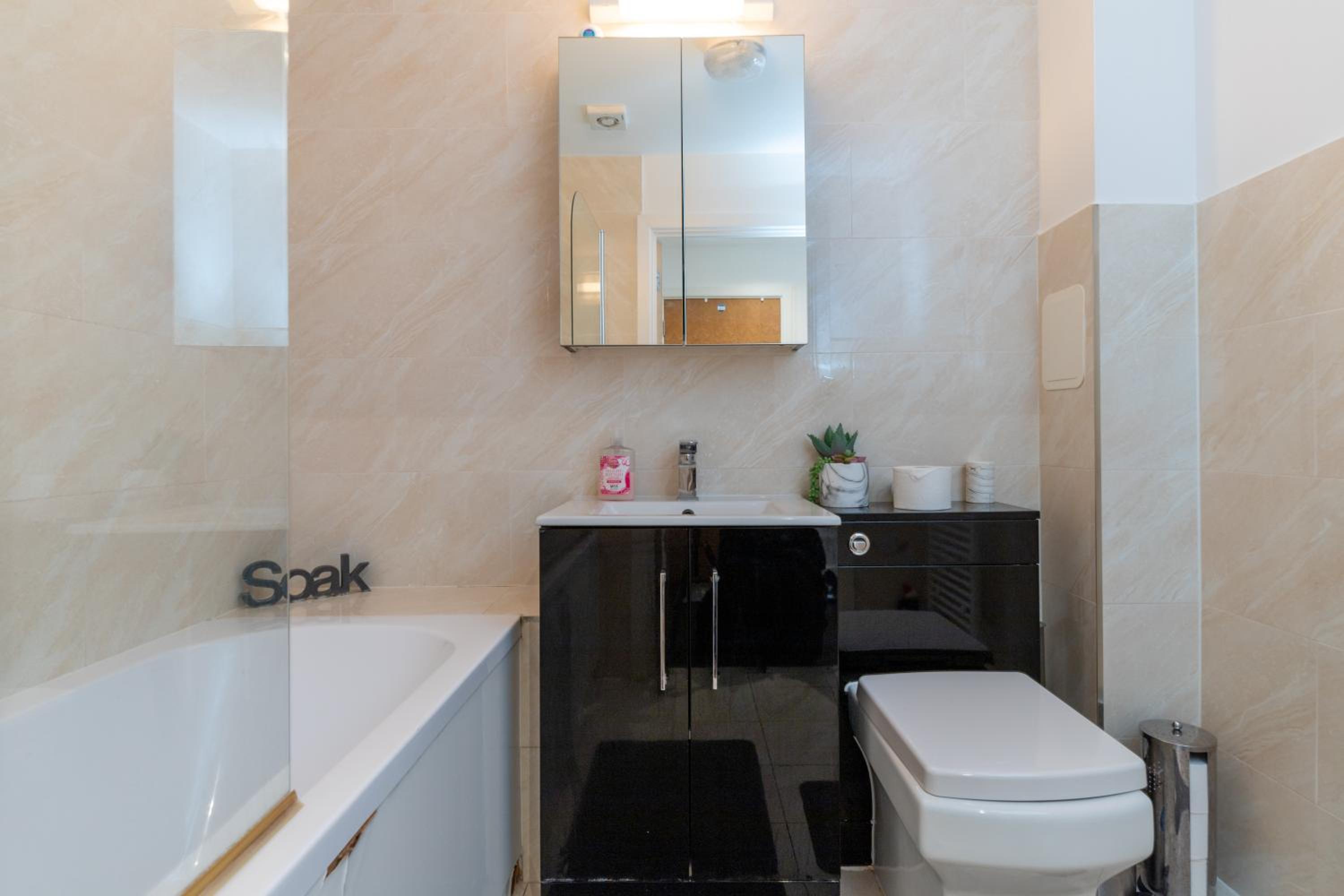 Stevenage - 2 Bedroom Apartment, Free Wifi & Balcony Upto 5 guests view 4