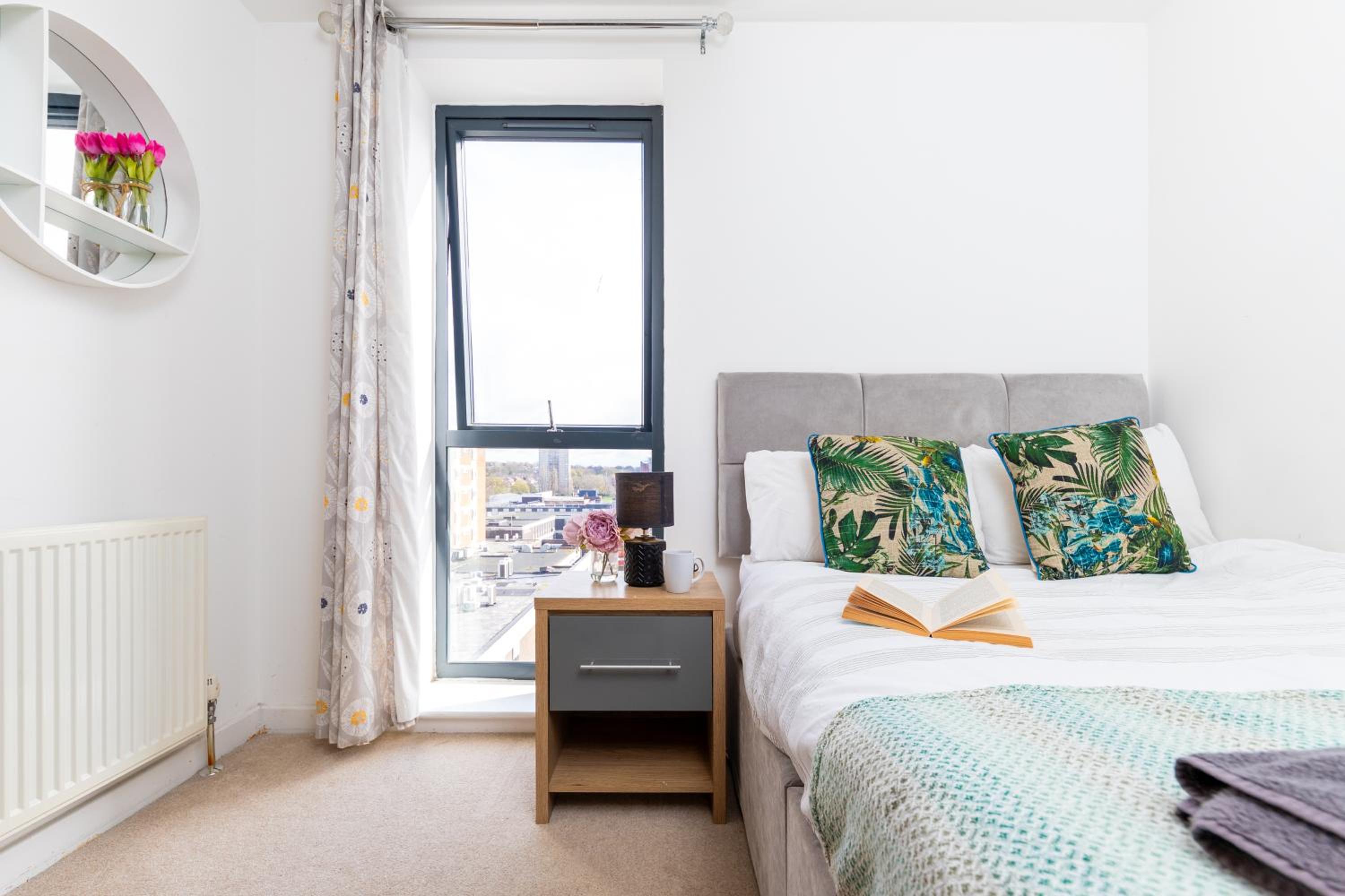 Stevenage - 2 Bedroom Apartment, Free Wifi & Balcony Upto 5 guests view 3