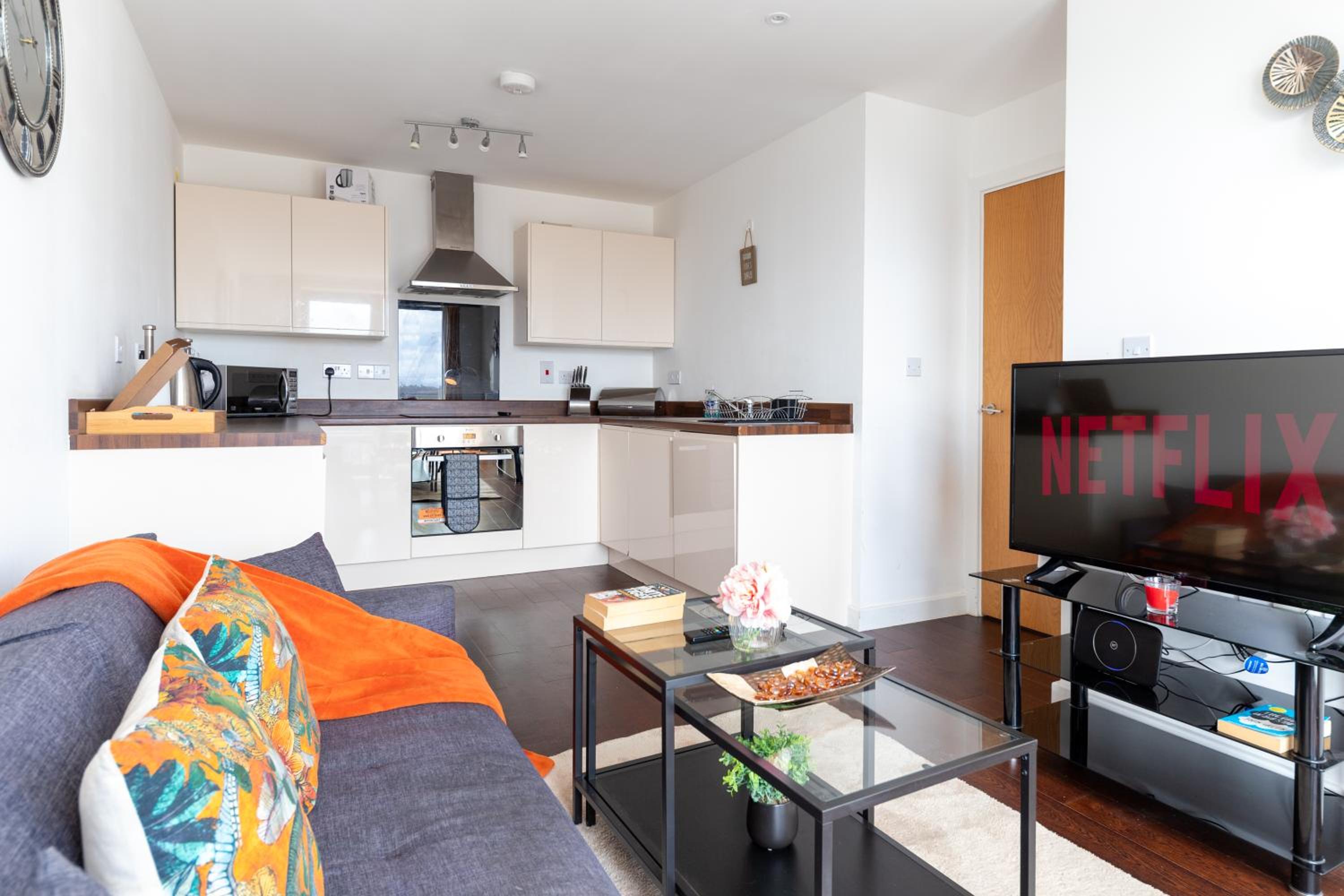 Stevenage - 2 Bedroom Apartment, Free Wifi & Balcony Upto 5 guests view 5