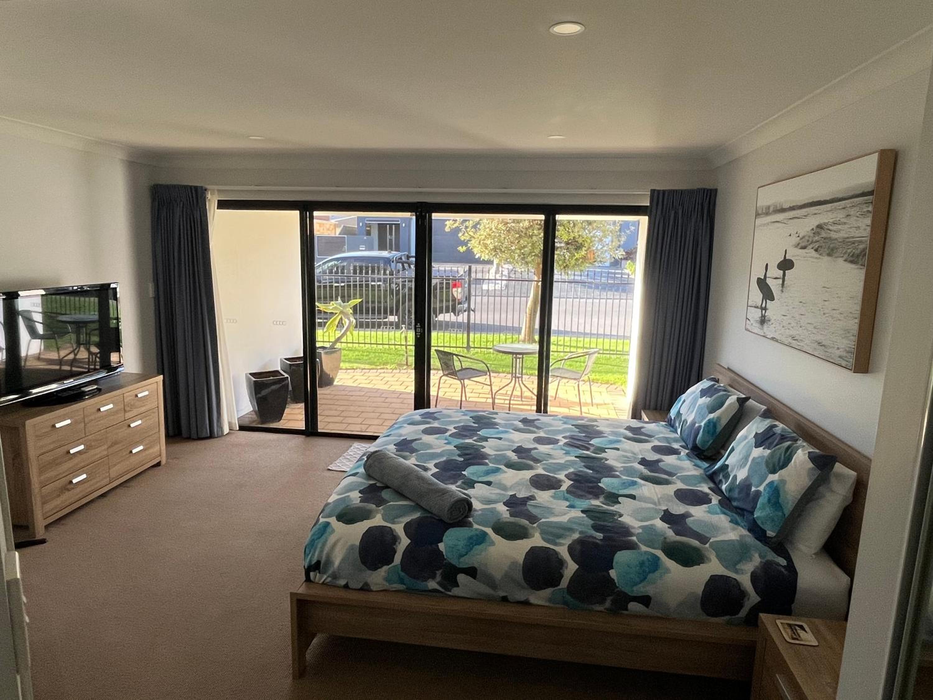 Moana Seaside Retreat - 2 Bedroom, spa , living area & pet friendly view 3