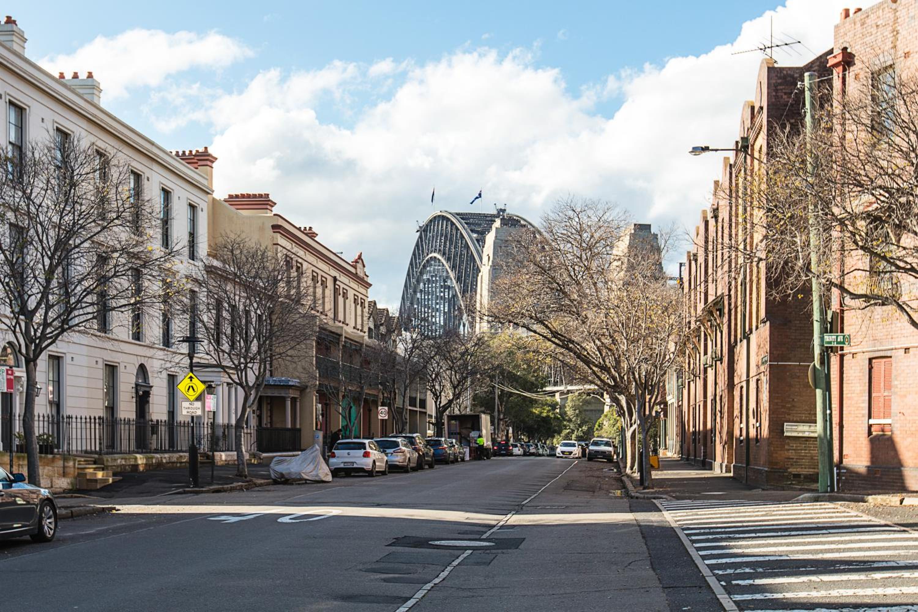 2 mins walking to harbour bridge