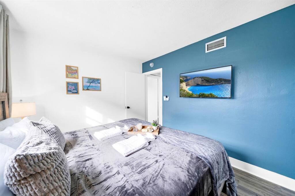 Palm Wave Stays - Designer's Stay - Sleeps 10 view 4