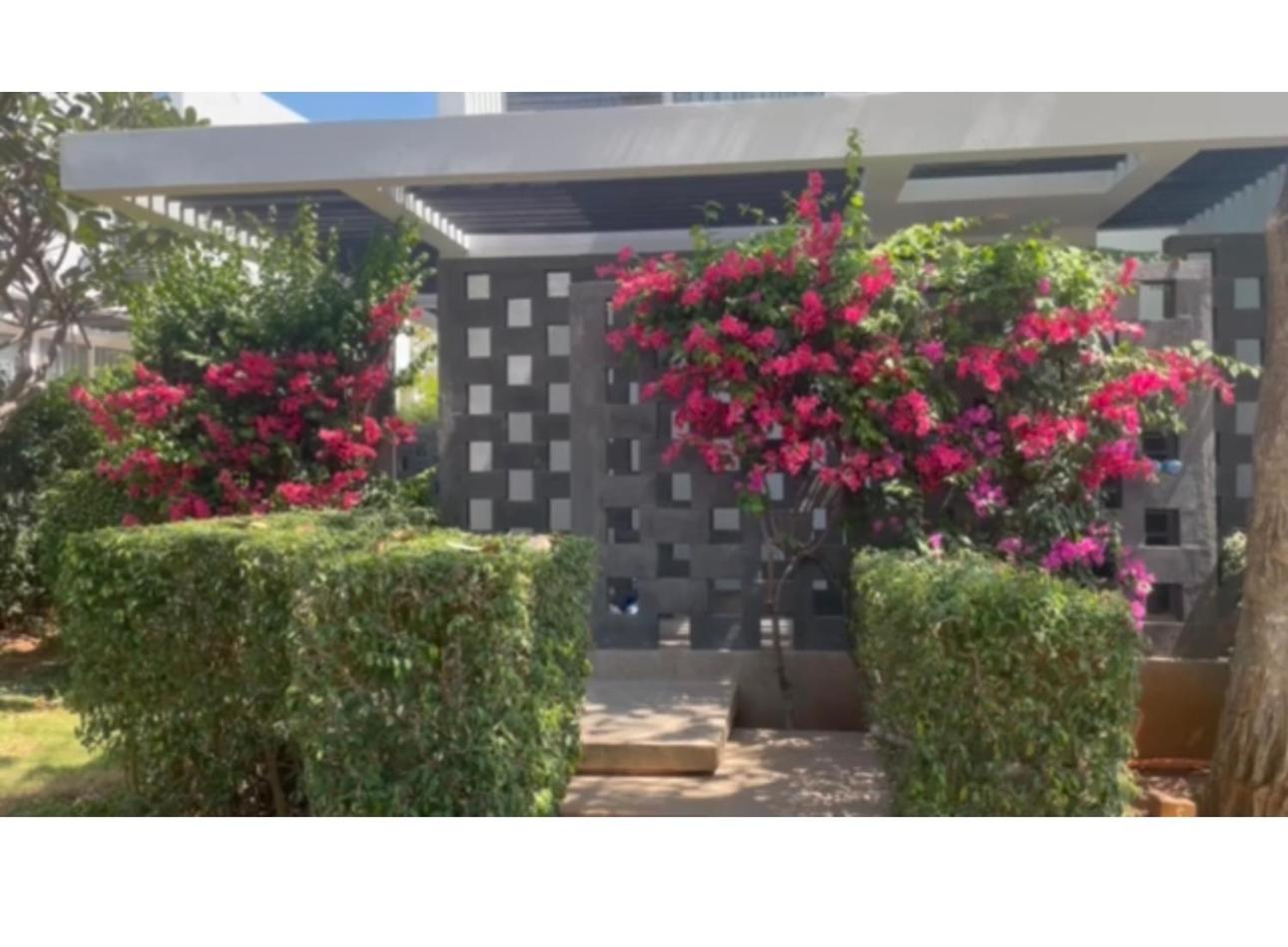 Villa biển Oceanami B805 - Ô tô đậu trước cửa nhà view 3
